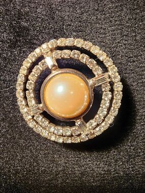 Vintage Gold-Tone Circle Brooch with Champagne Center Stone - Women Jewelry